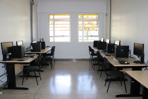 Laboratório com 10 computadores1